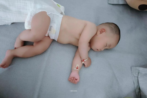 包生男孩正规公司六个月宝宝眼睛散光